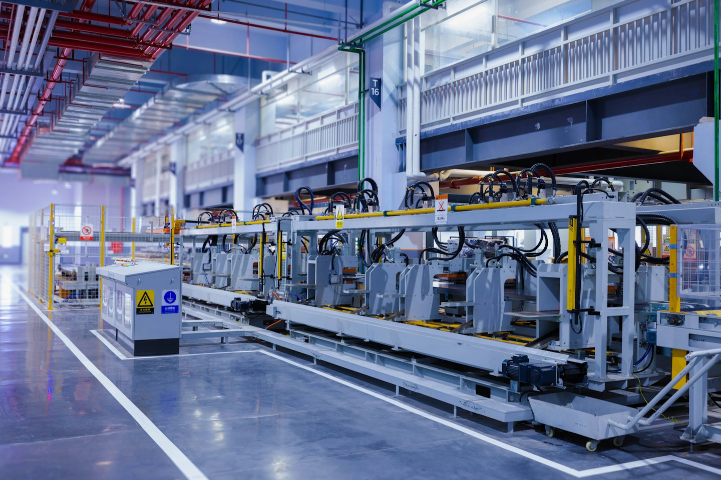 Automatisierte Fabrik mit Fördersystemen und Rohren.